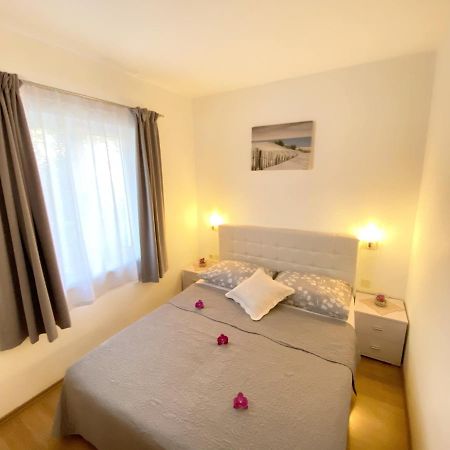 Apartments Saric Biograd Na Moru Esterno foto