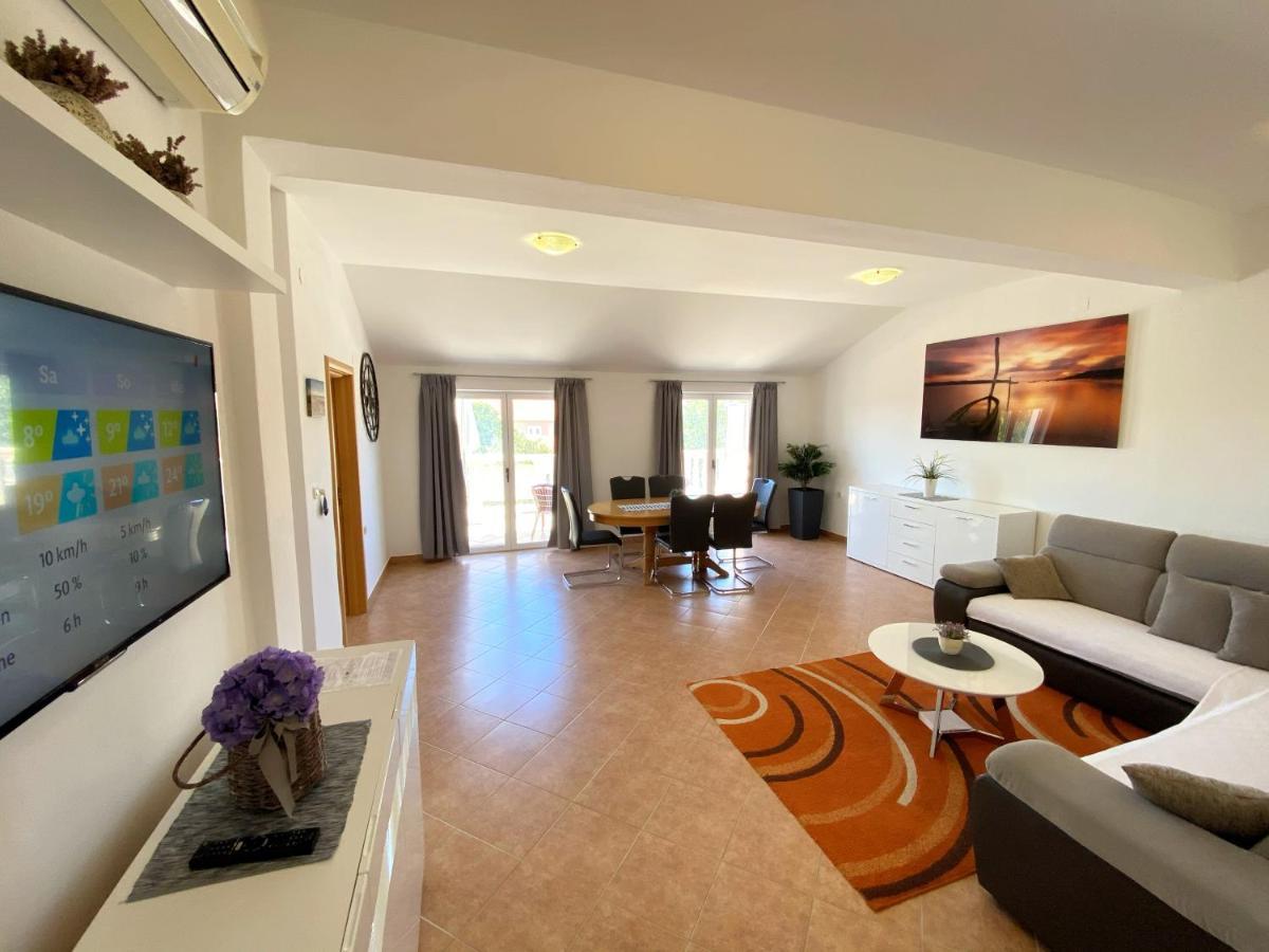 Apartments Saric Biograd Na Moru Esterno foto