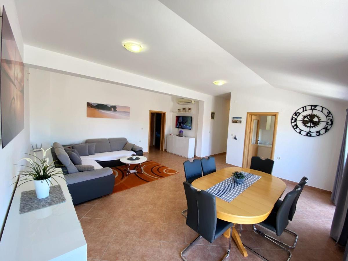 Apartments Saric Biograd Na Moru Esterno foto