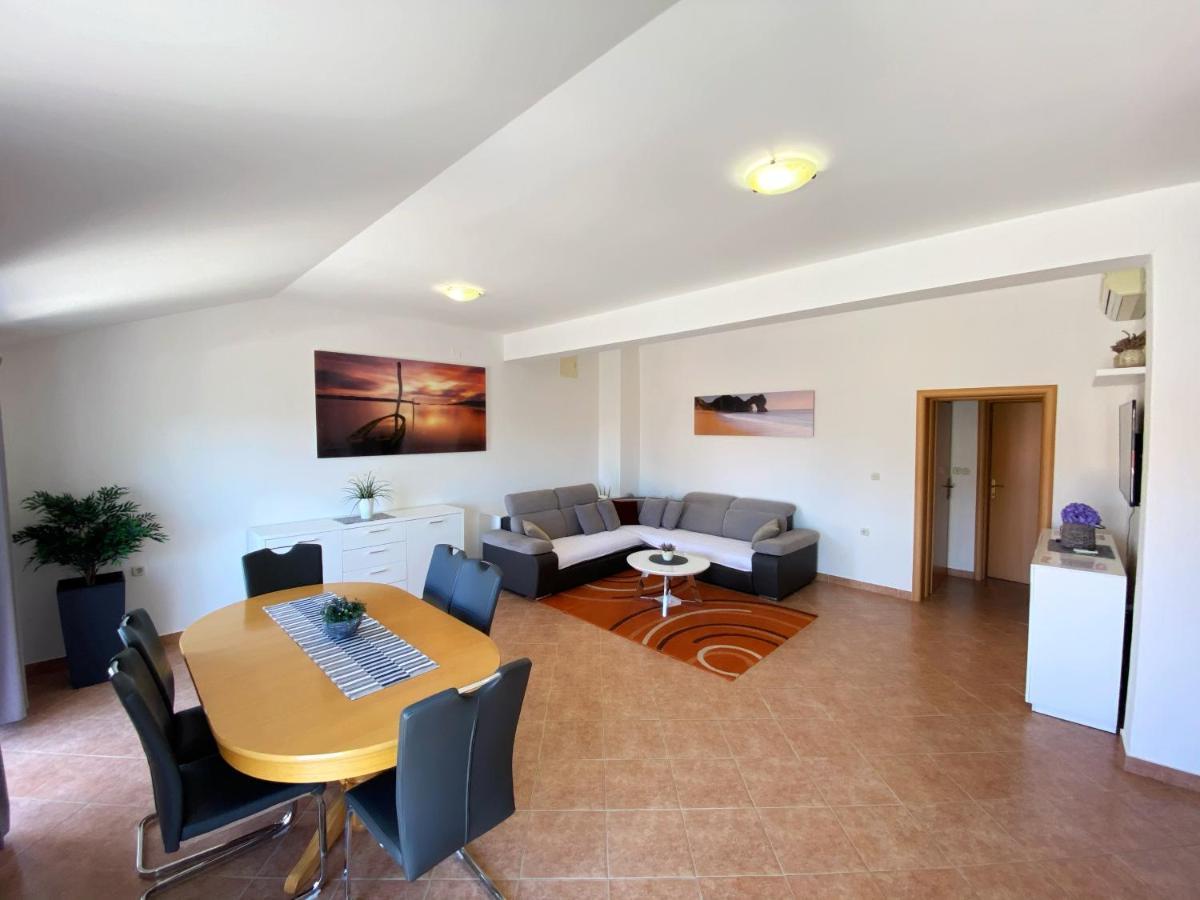 Apartments Saric Biograd Na Moru Esterno foto