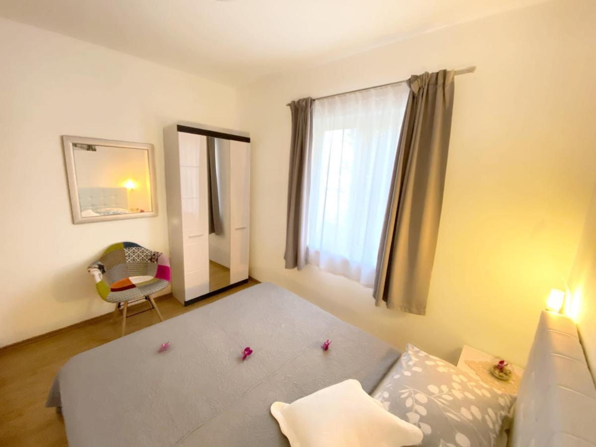 Apartments Saric Biograd Na Moru Esterno foto